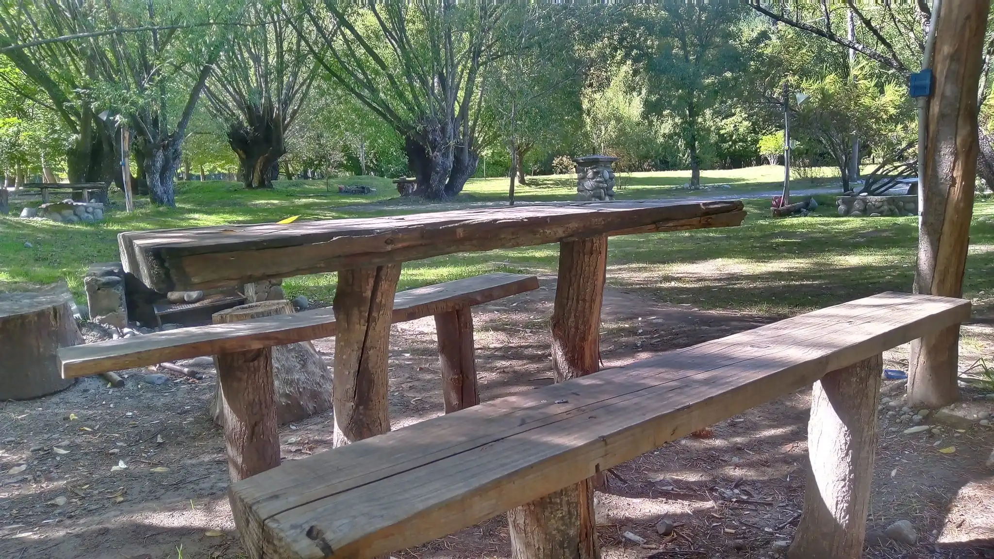 Mesa y banco en parcela